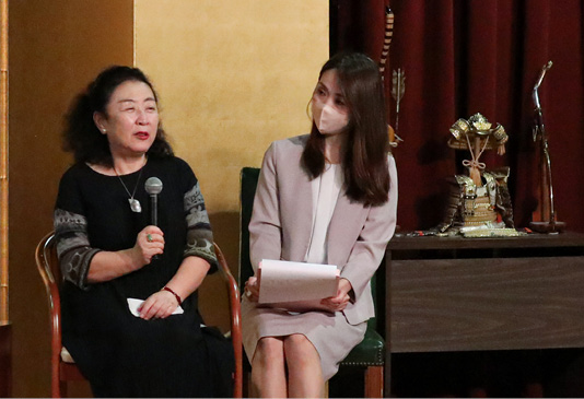 Sachiko Kashiwaba speaking at an Author’s Talk presented by the Japan Information and Culture Center, Embassy of Japan. Photos courtesy and © Embassy of Japan in the USA 